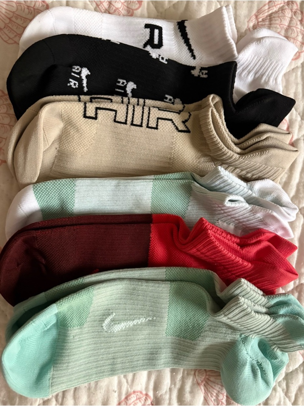NWOT 6 pk women’s Nike Low-Cut Sock Set — Mint, Red, Beige, Black, White